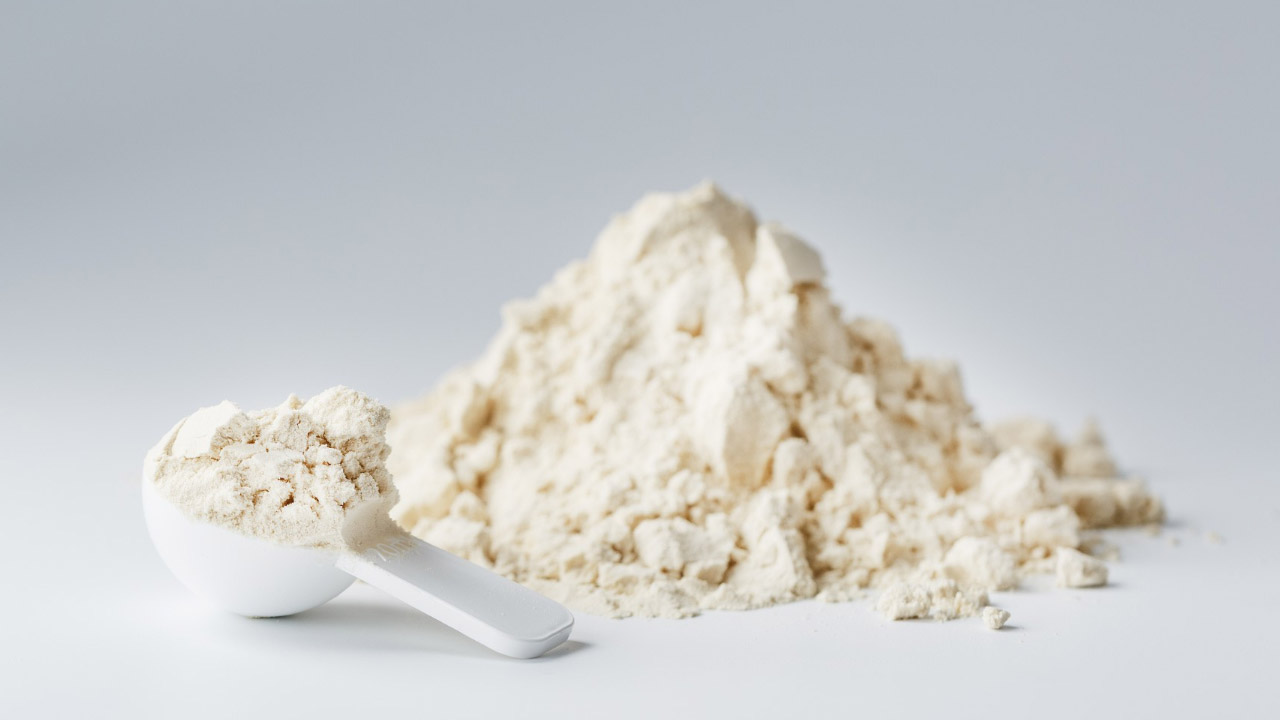 Casein protein right time to consume banner, featuring a pile and scoop of casein protein powder