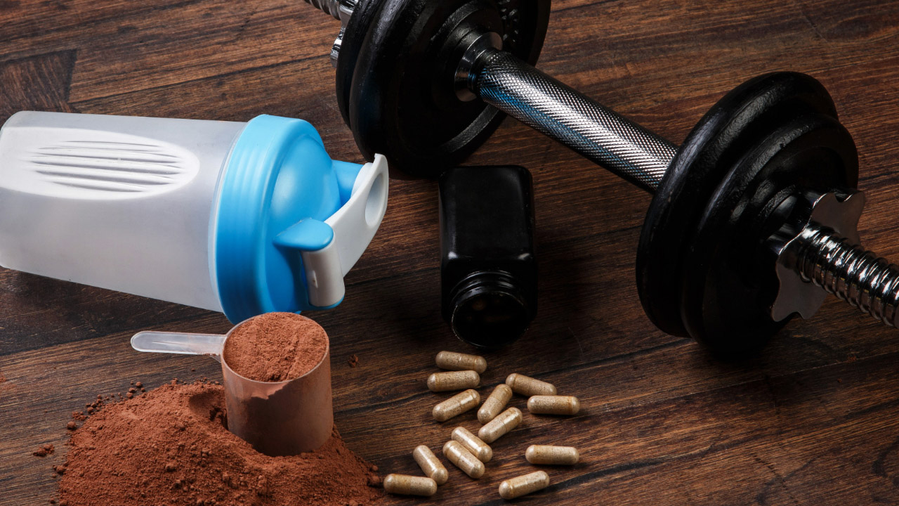 Top 7 mass gainers you can buy online in India banner featuring scoops of supplement powders and some dumbbells